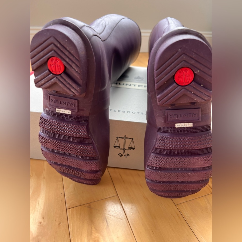 Hunter original tall rain boots women’s size 6 matte purple (box included) - Picture 3 of 5